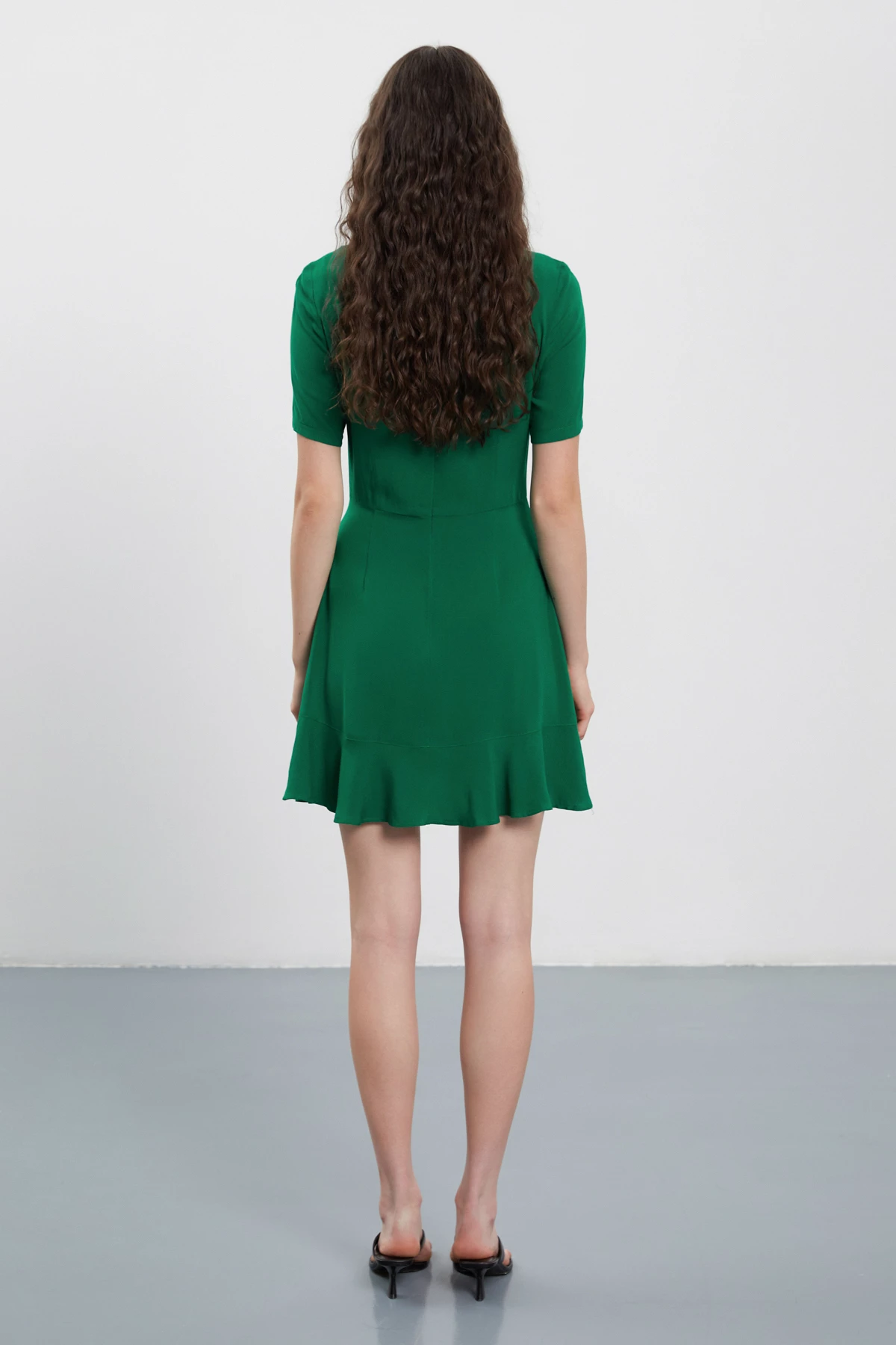 Зелена сукня міні з коротким рукавом з воланом з віскози, фото 4
