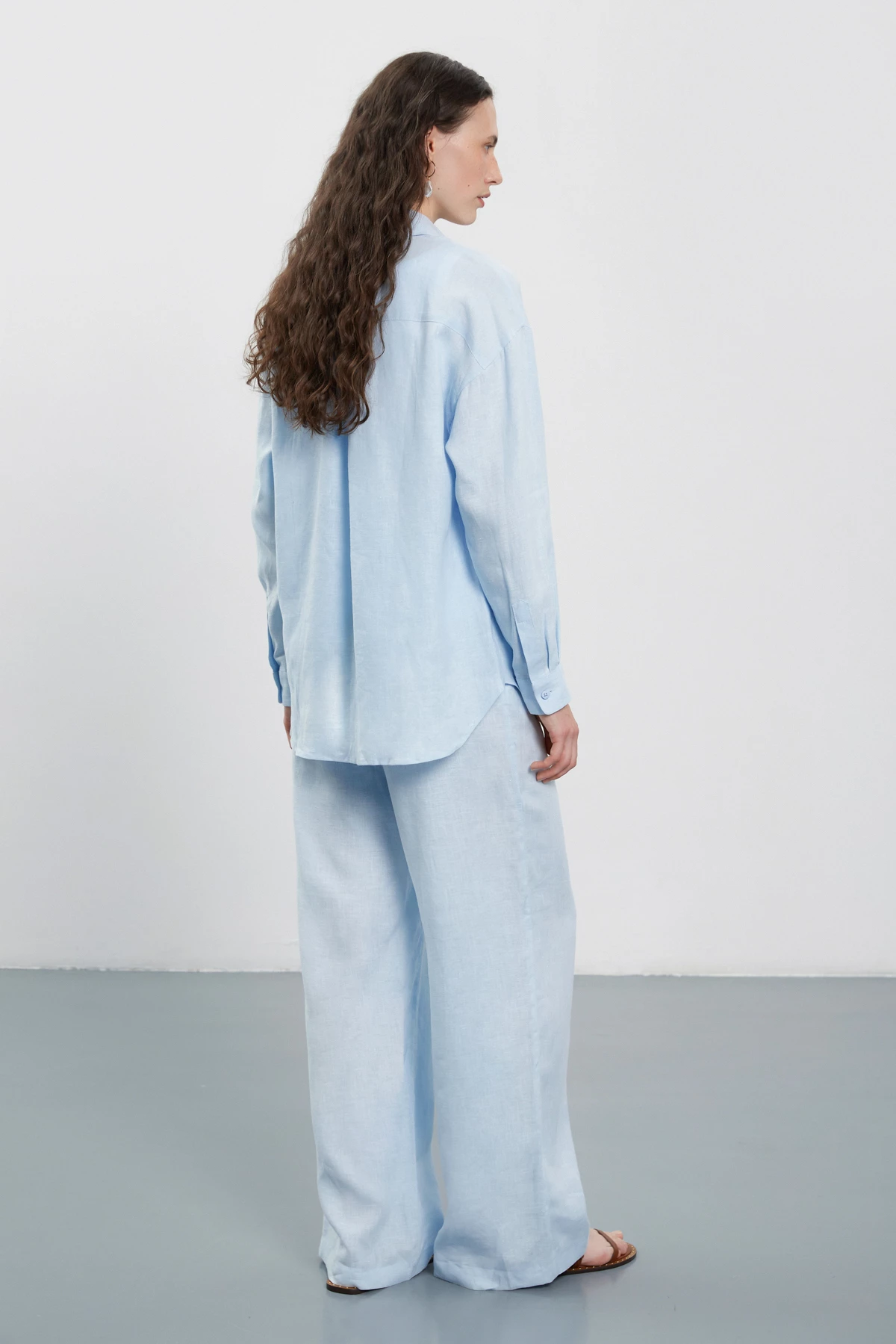 Світло-блакитна сорочка вільного силуету з 100% льону, фото 5