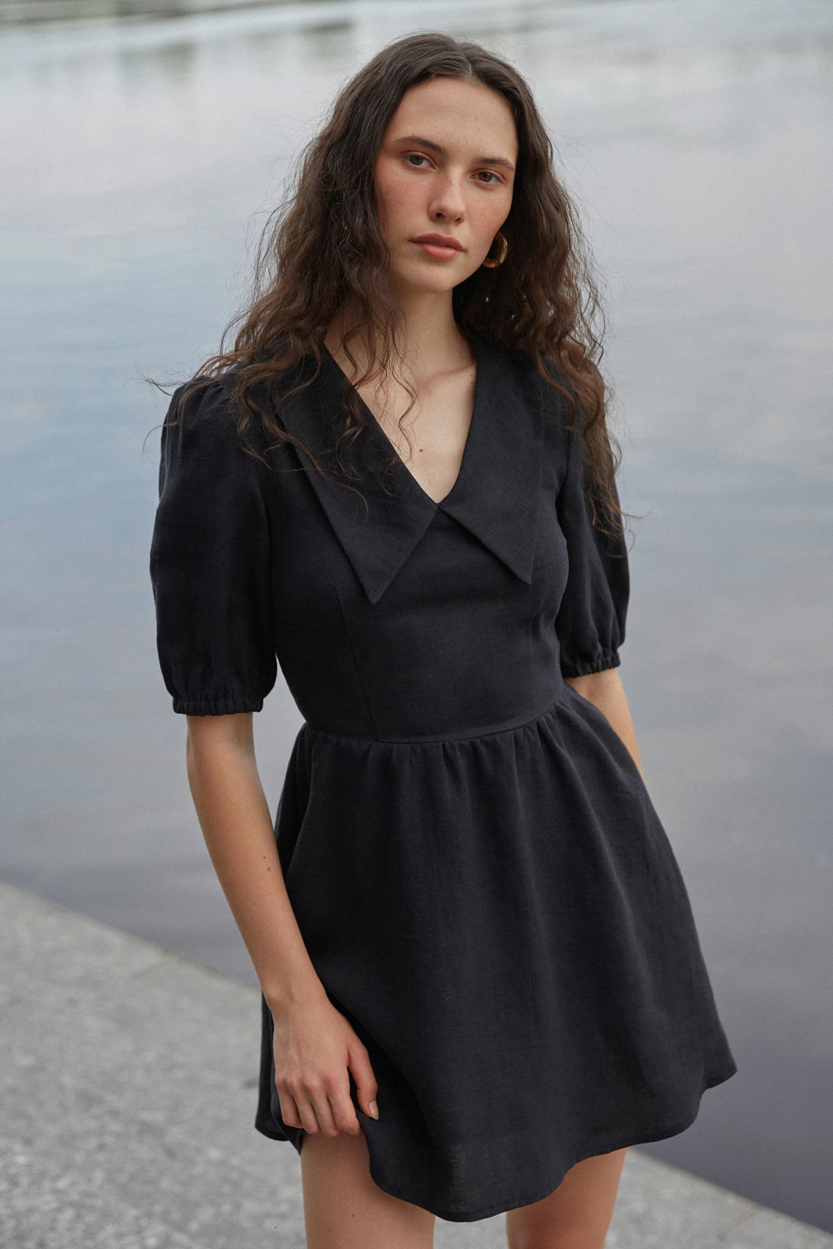 Black short 100% linen dress with collar, photo 1