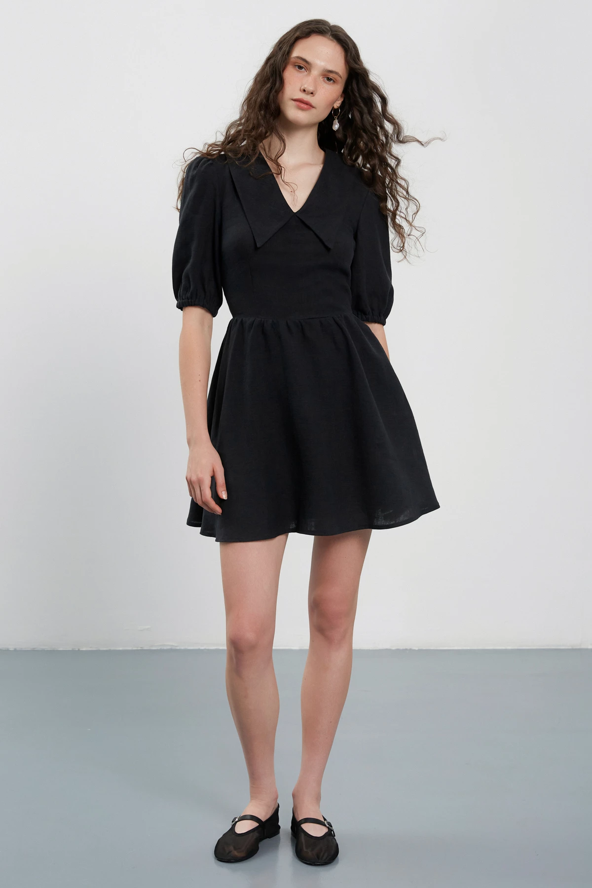 Black short 100% linen dress with collar, photo 3