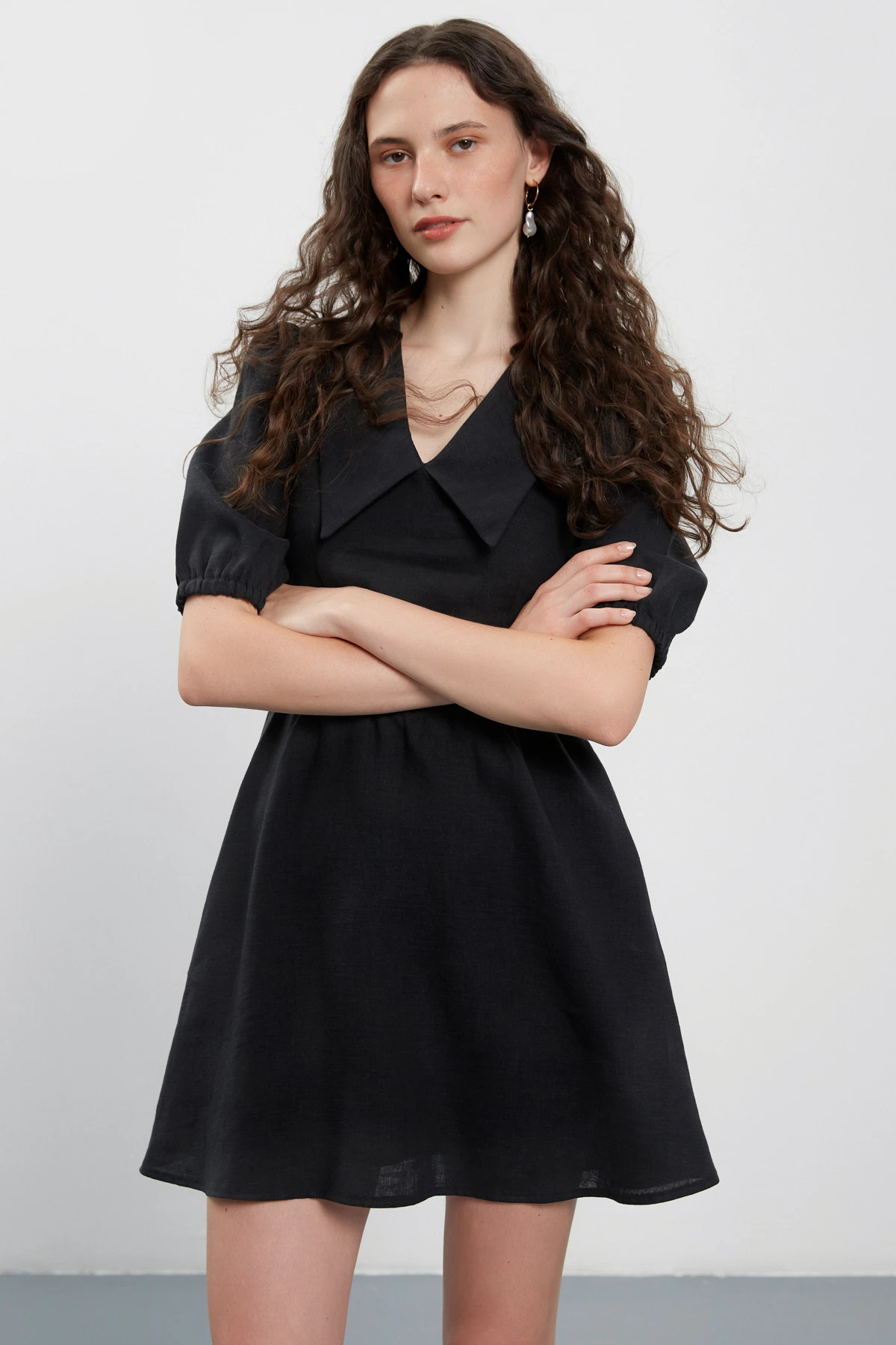 Black short 100% linen dress with collar, photo 4
