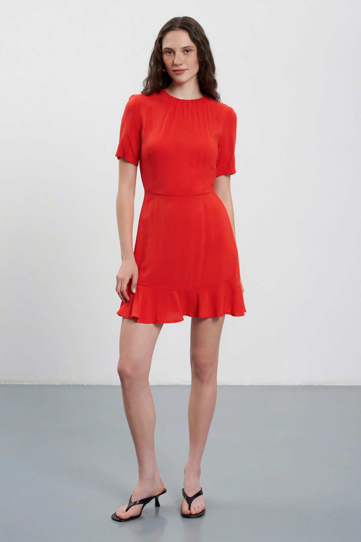 Red mini dress with short sleeves with flounce made of viscose, photo 2