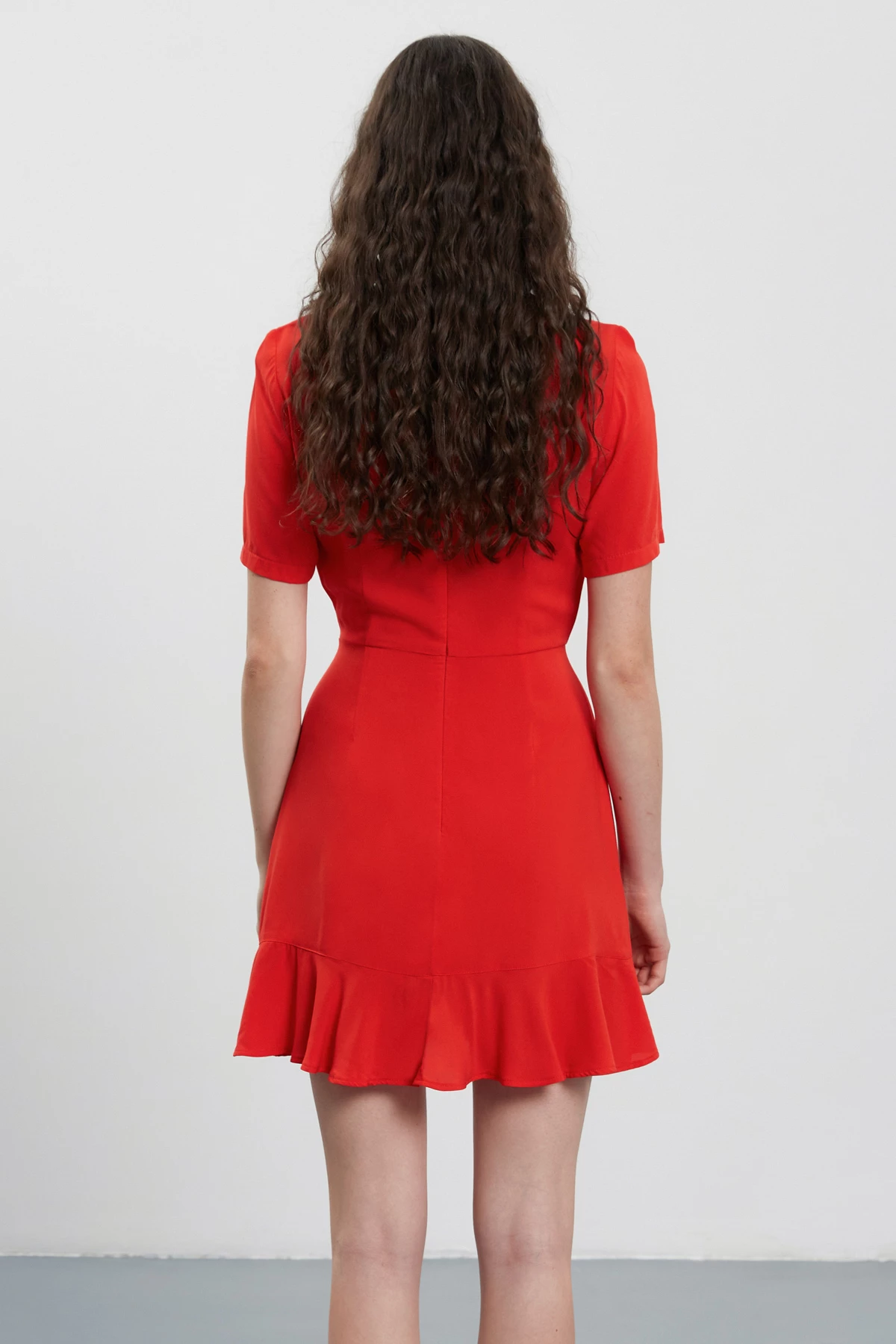 Red mini dress with short sleeves with flounce made of viscose, photo 4