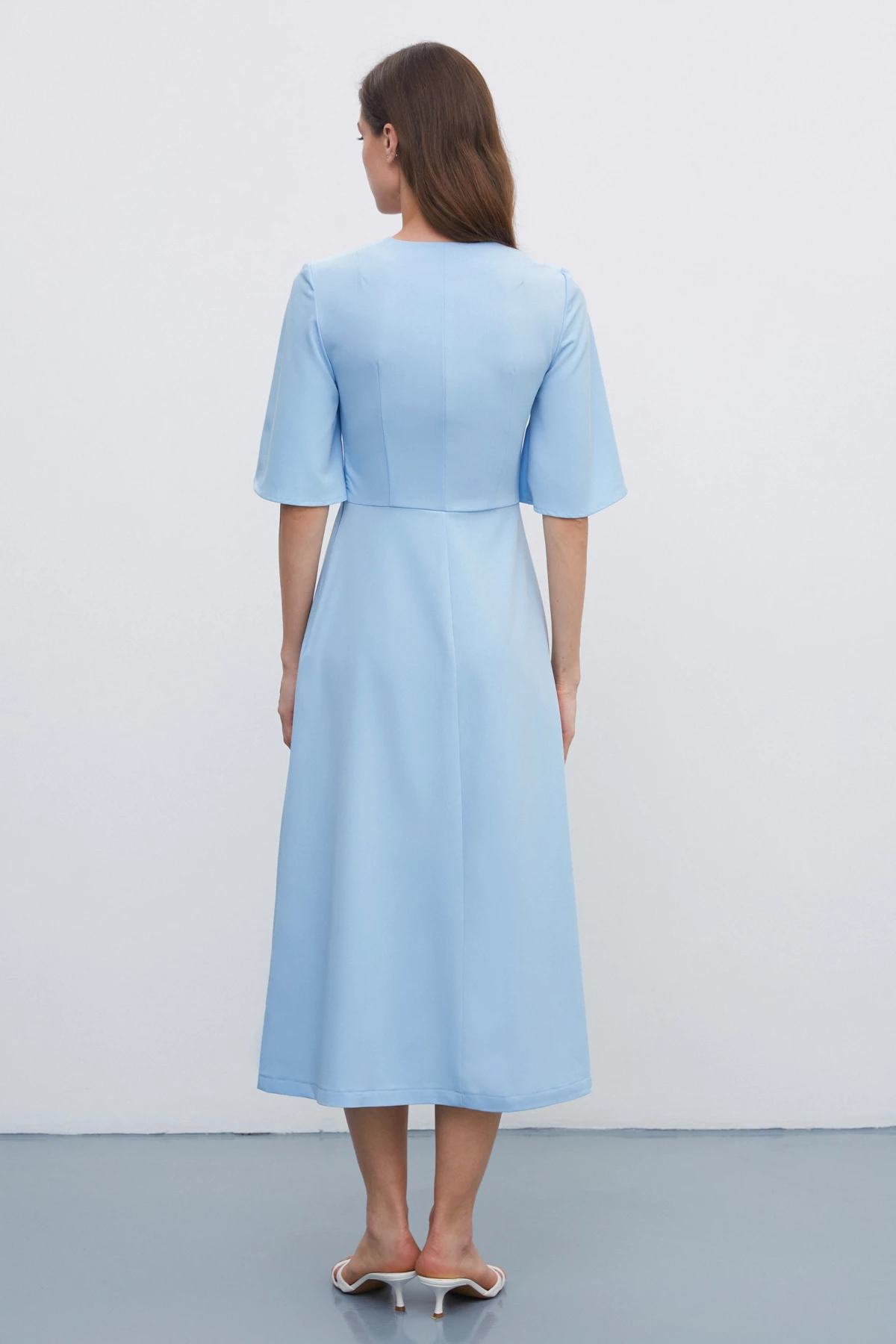 Блакитна сукня міді з V-подібним вирізом з віскозою, фото 5