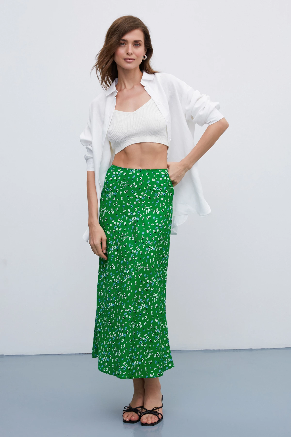 Green midi skirt in a floral print made of viscose, photo 2