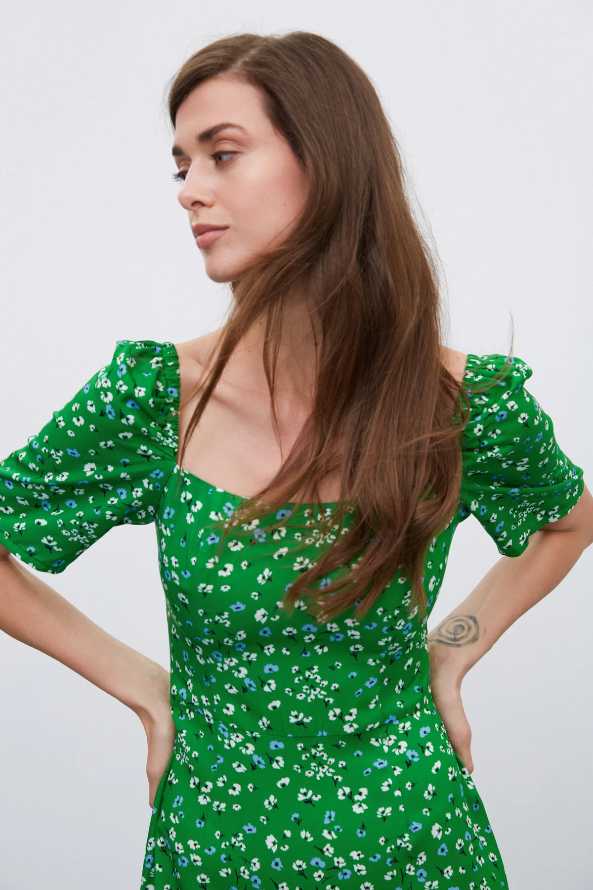 Зелена коротка сукня в квітковий принт з віскози, фото 3