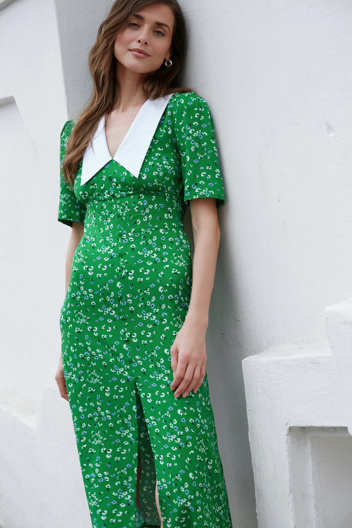 Green dress with a collar in a floral print made of viscose, photo 1