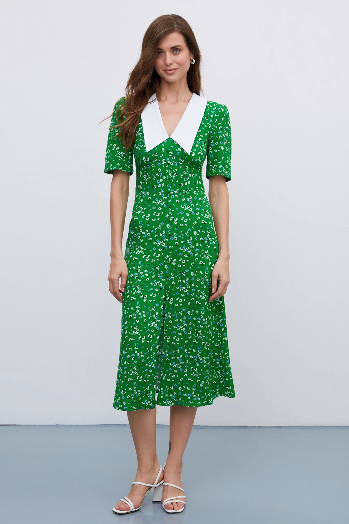 Green dress with a collar in a floral print made of viscose, photo 2