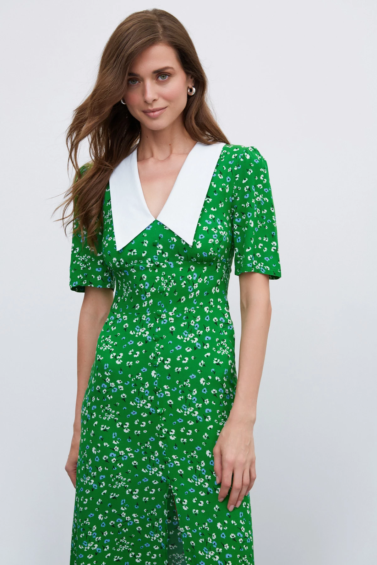 Green dress with a collar in a floral print made of viscose, photo 3