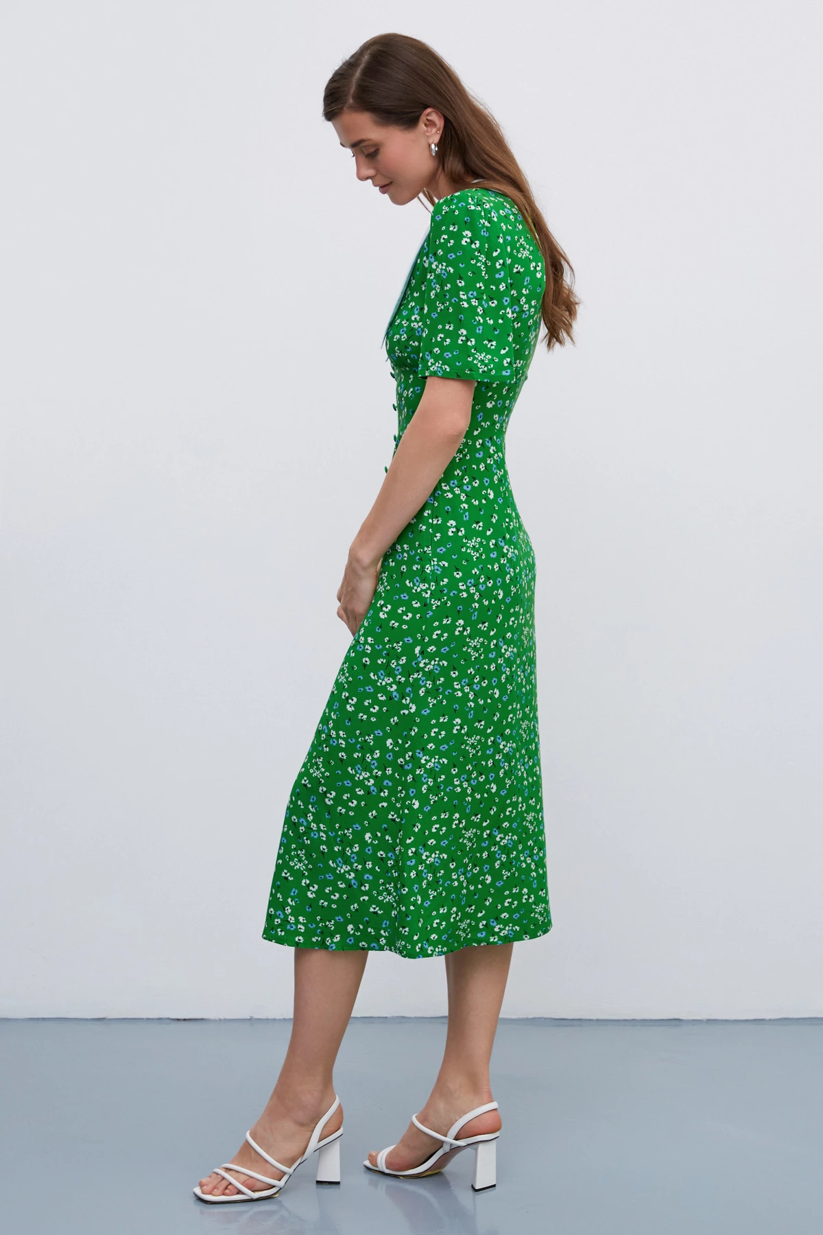 Green dress with a collar in a floral print made of viscose, photo 5