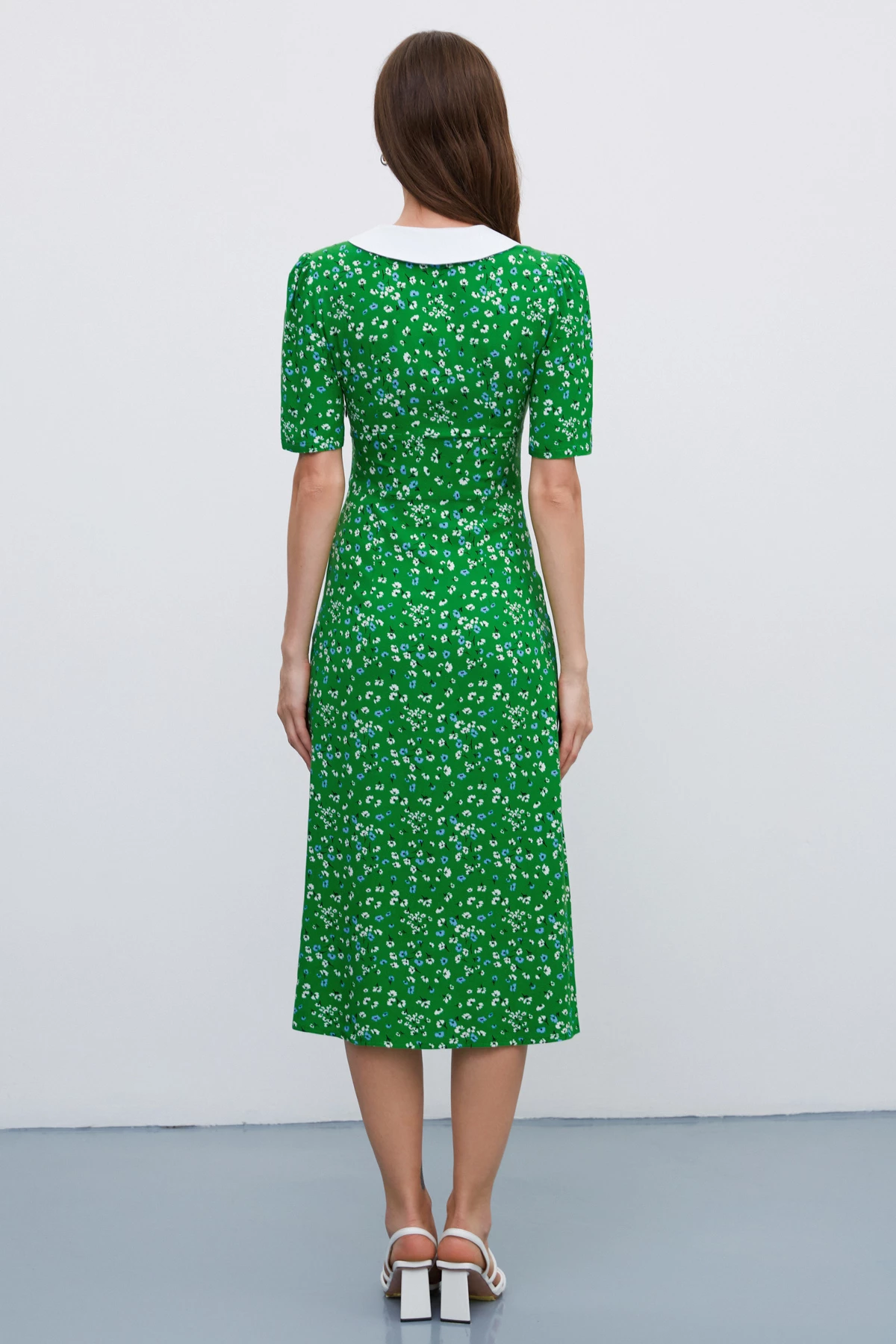 Green dress with a collar in a floral print made of viscose, photo 6