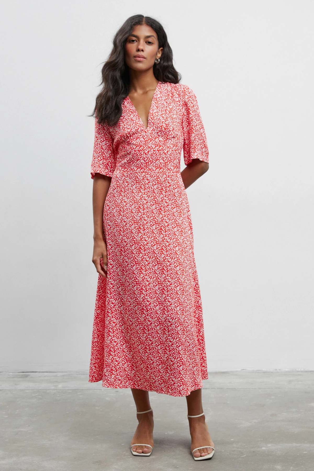 Red elongated V-neckline dress in the print "milky drops" made of viscose, photo 1