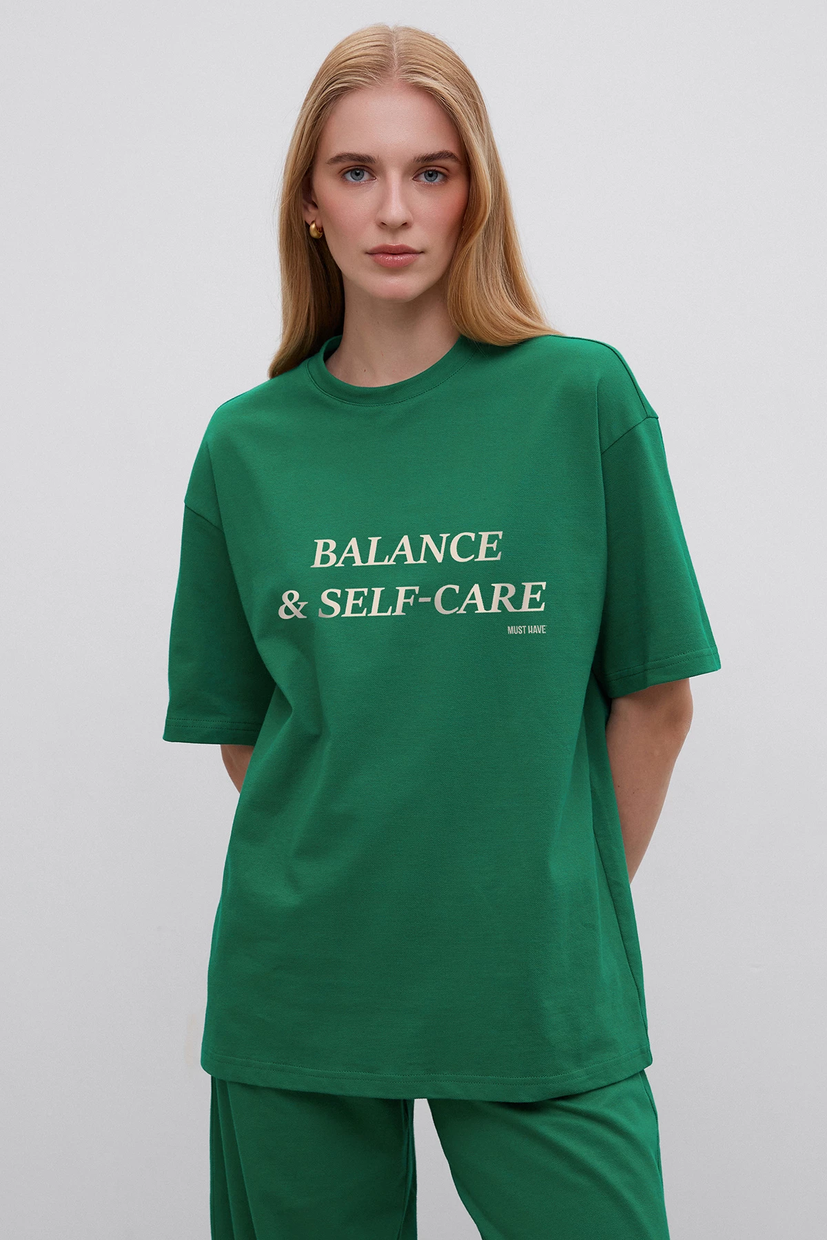 Зелена футболка "Balance & Self-care" з бавовною, фото 1
